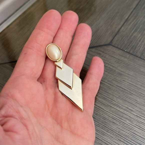 Art Deco Style Pin with Faux Oval Pearl Cabochon - Picture 7 of 14